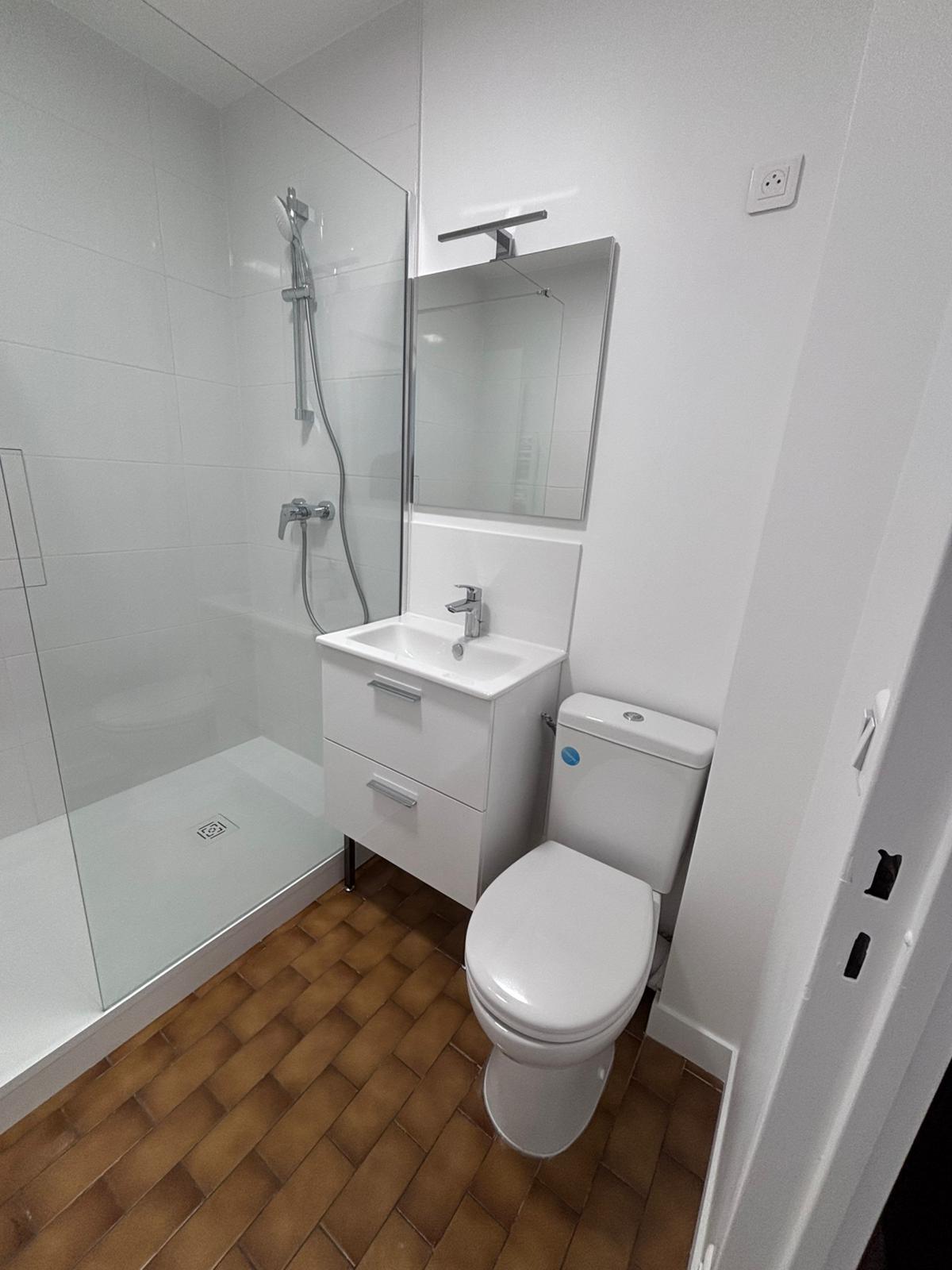 A LOUER 2P  42m² PARIS XXème PARKING ET TERRASSE 13m². REFAIT NEUF