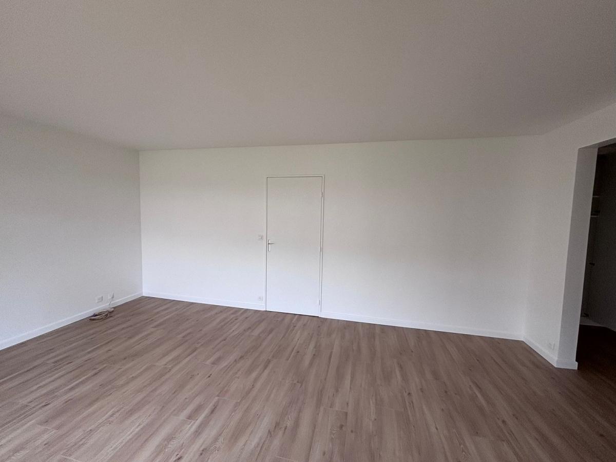 A LOUER 2P  42m² PARIS XXème PARKING ET TERRASSE 13m². REFAIT NEUF