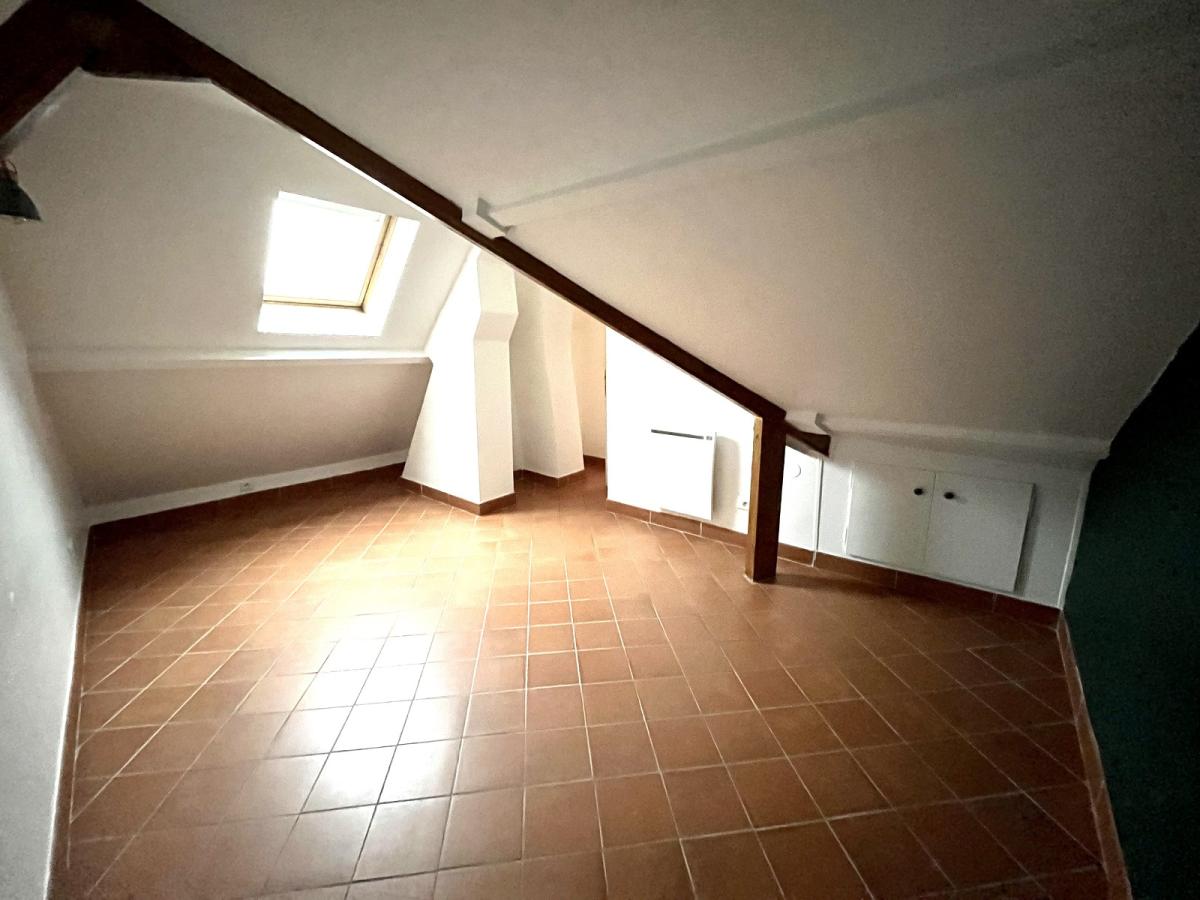 A LOUER 2/3  Pièces en DUPLEX surface 46.80m²  Loi Boutin et 84m²  au sol au 
