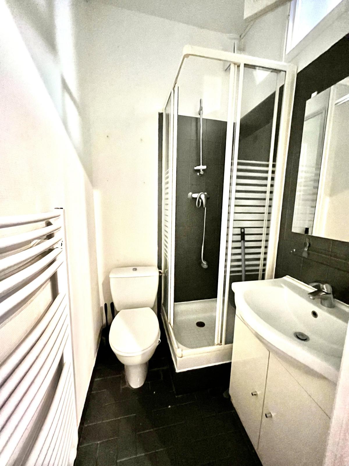 A LOUER  STUDIO 16,26m²  PARIS XIIème PLACE DE LA NATION