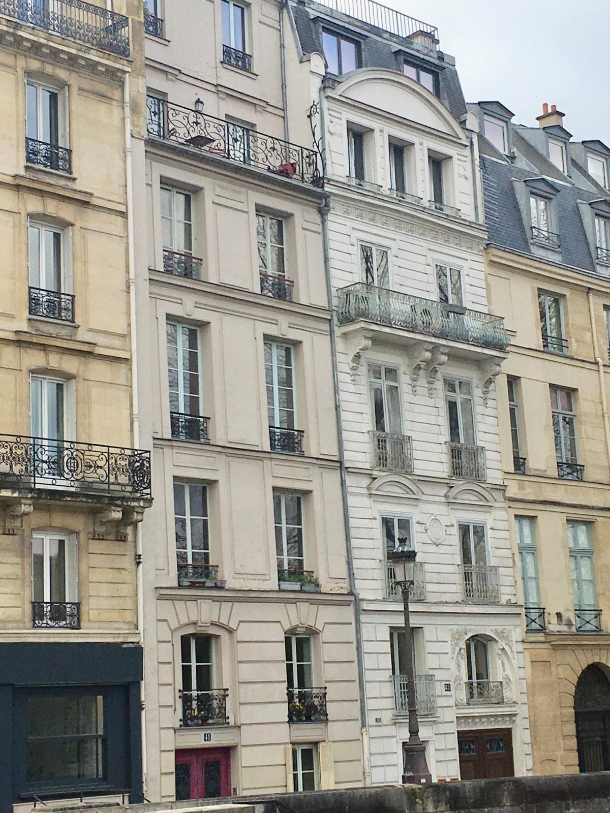 Paris IVème Quai de Bourbon Studio meublé