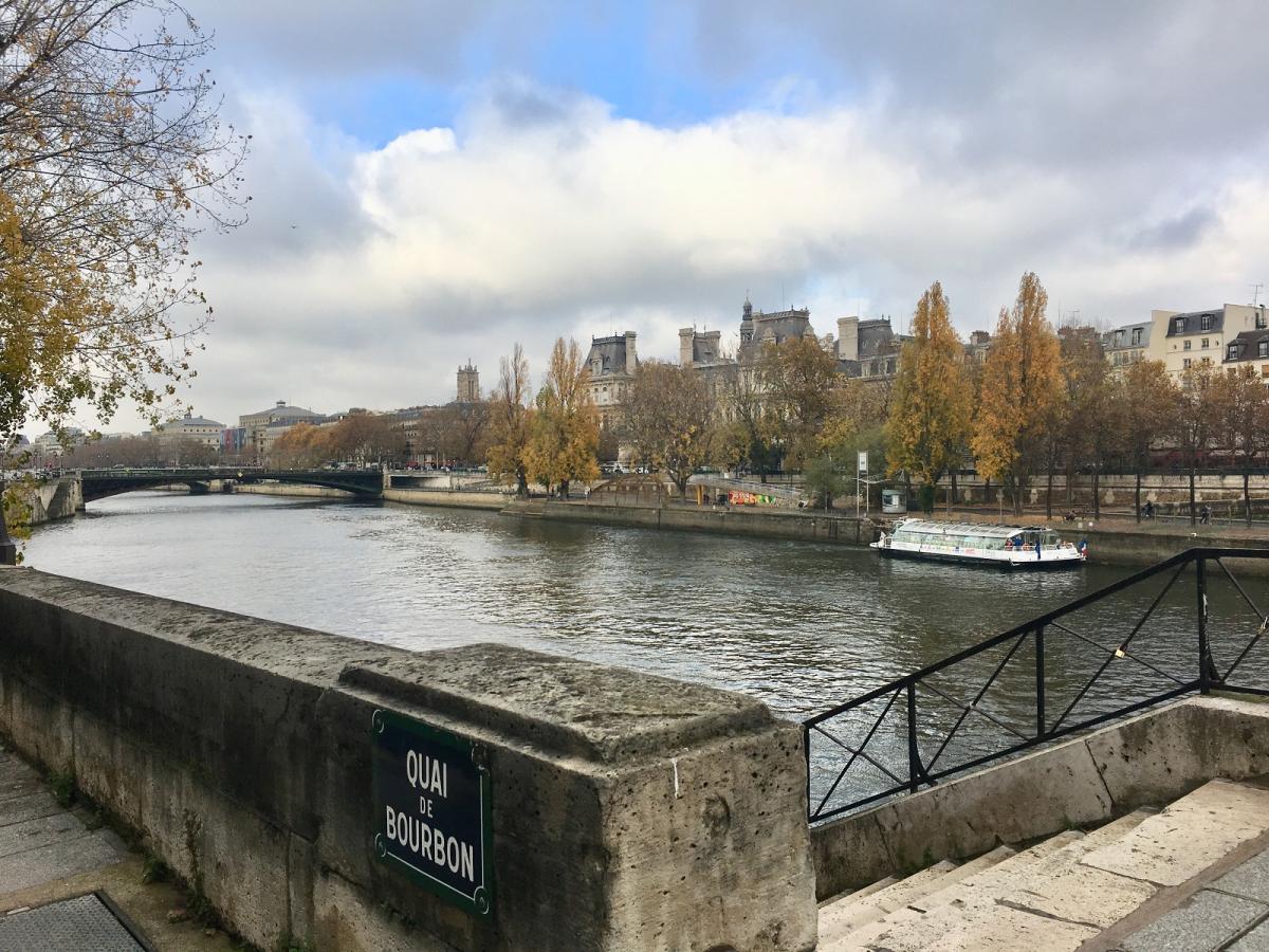 Paris IVème Quai de Bourbon Studio meublé