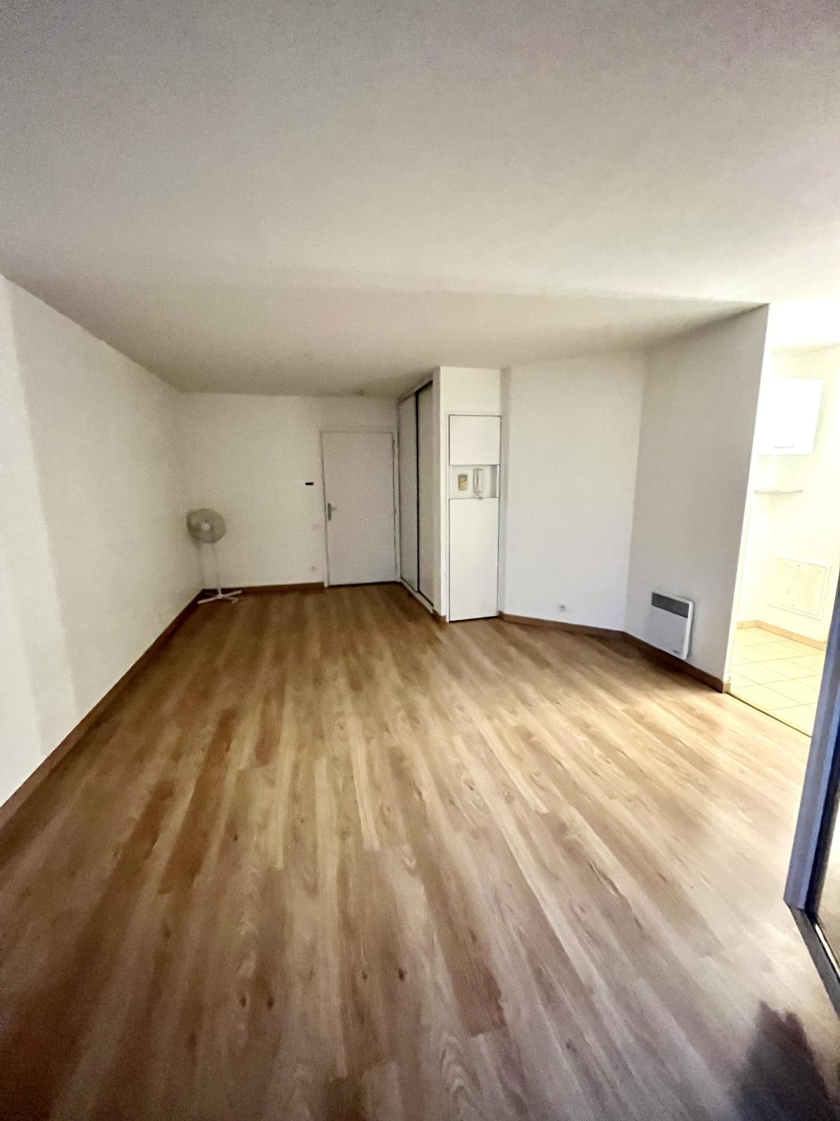 2 PIECES BALCON ET PARKING 