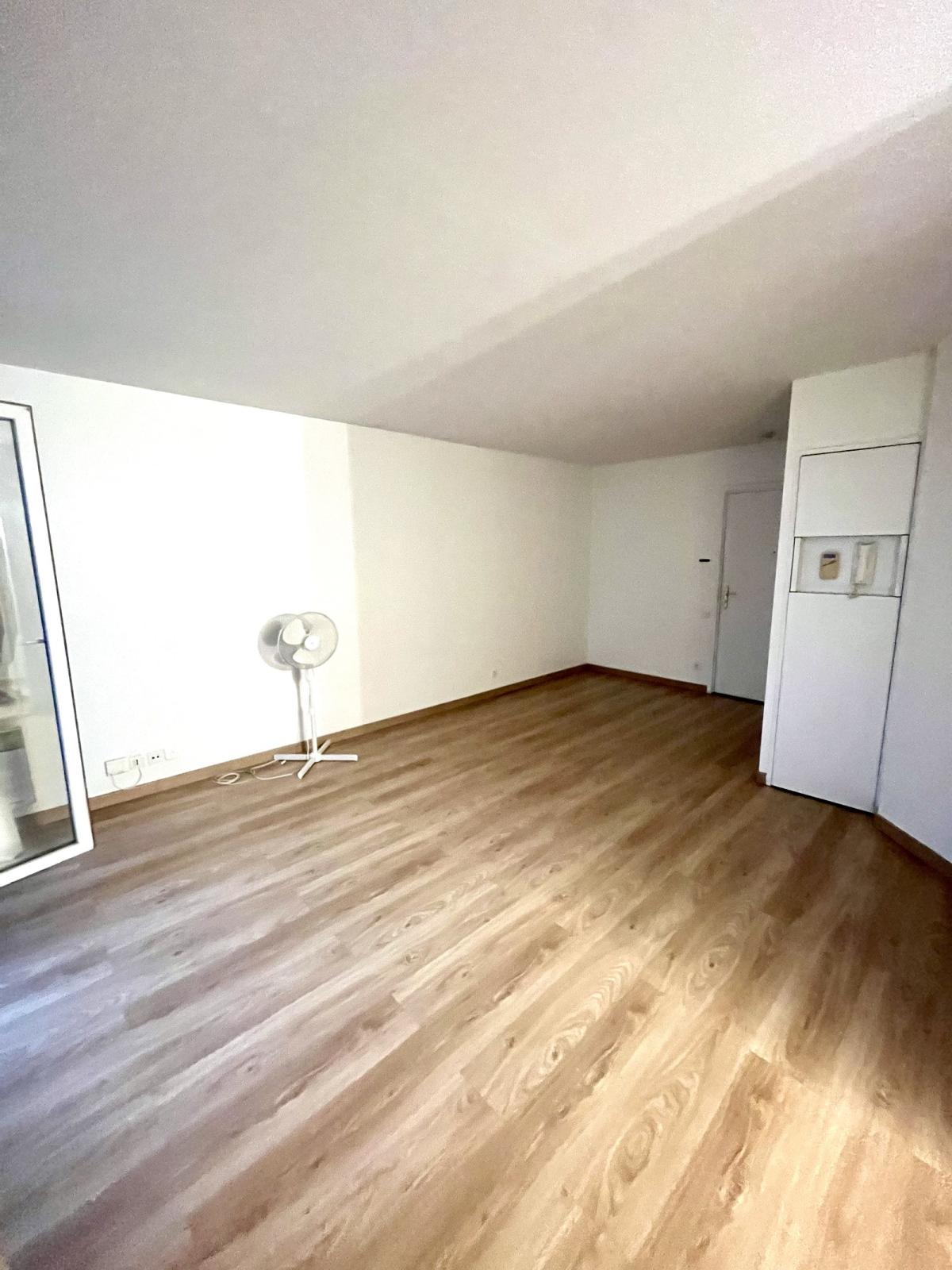 2 PIECES BALCON ET PARKING 