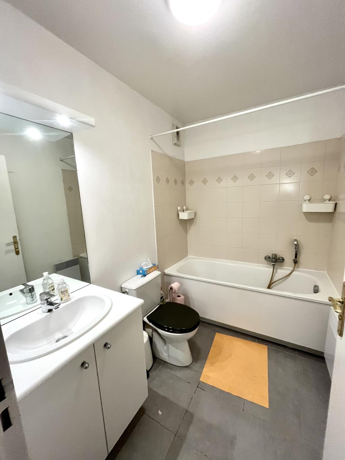 2 PIECES BALCON ET PARKING 