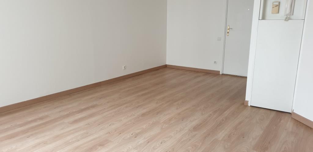 2 PIECES BALCON ET PARKING 