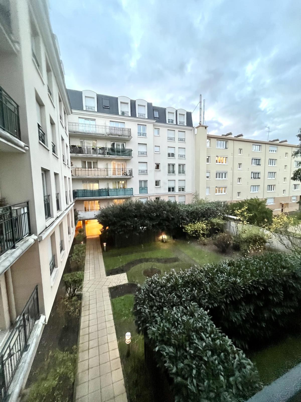 2 PIECES BALCON ET PARKING 