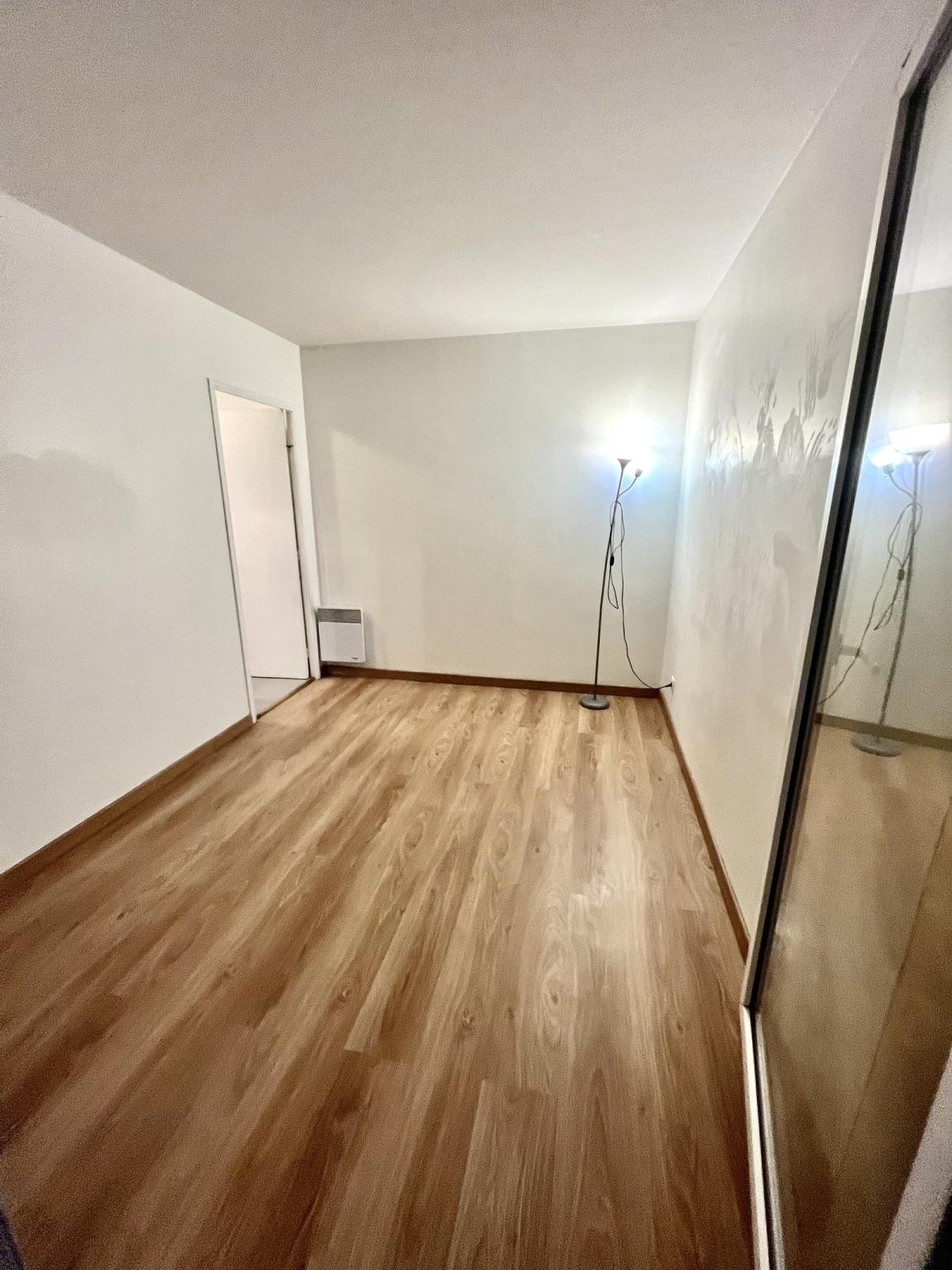 2 PIECES BALCON ET PARKING 