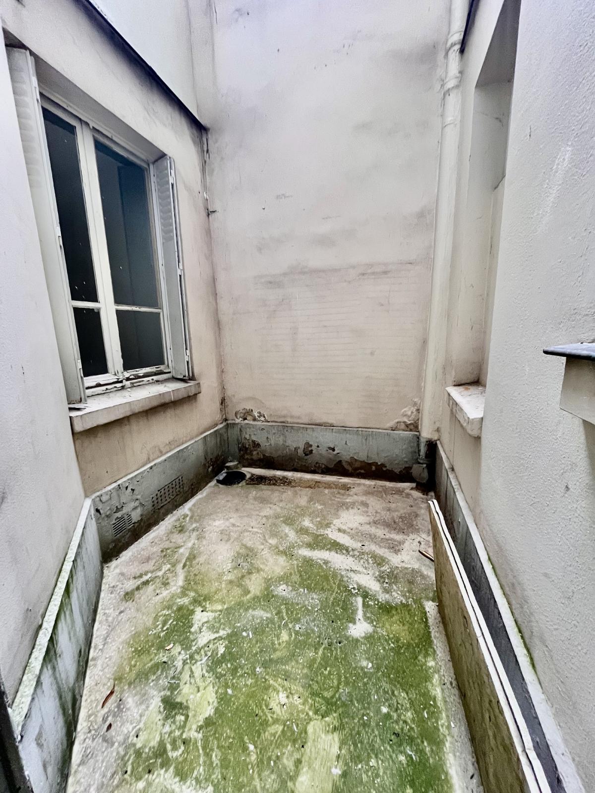 A LOUER 4 PIECES 100.46m² PARIS VIIIème 