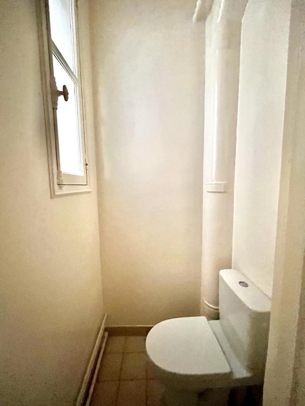 A LOUER 4 PIECES 100.46m² PARIS VIIIème 