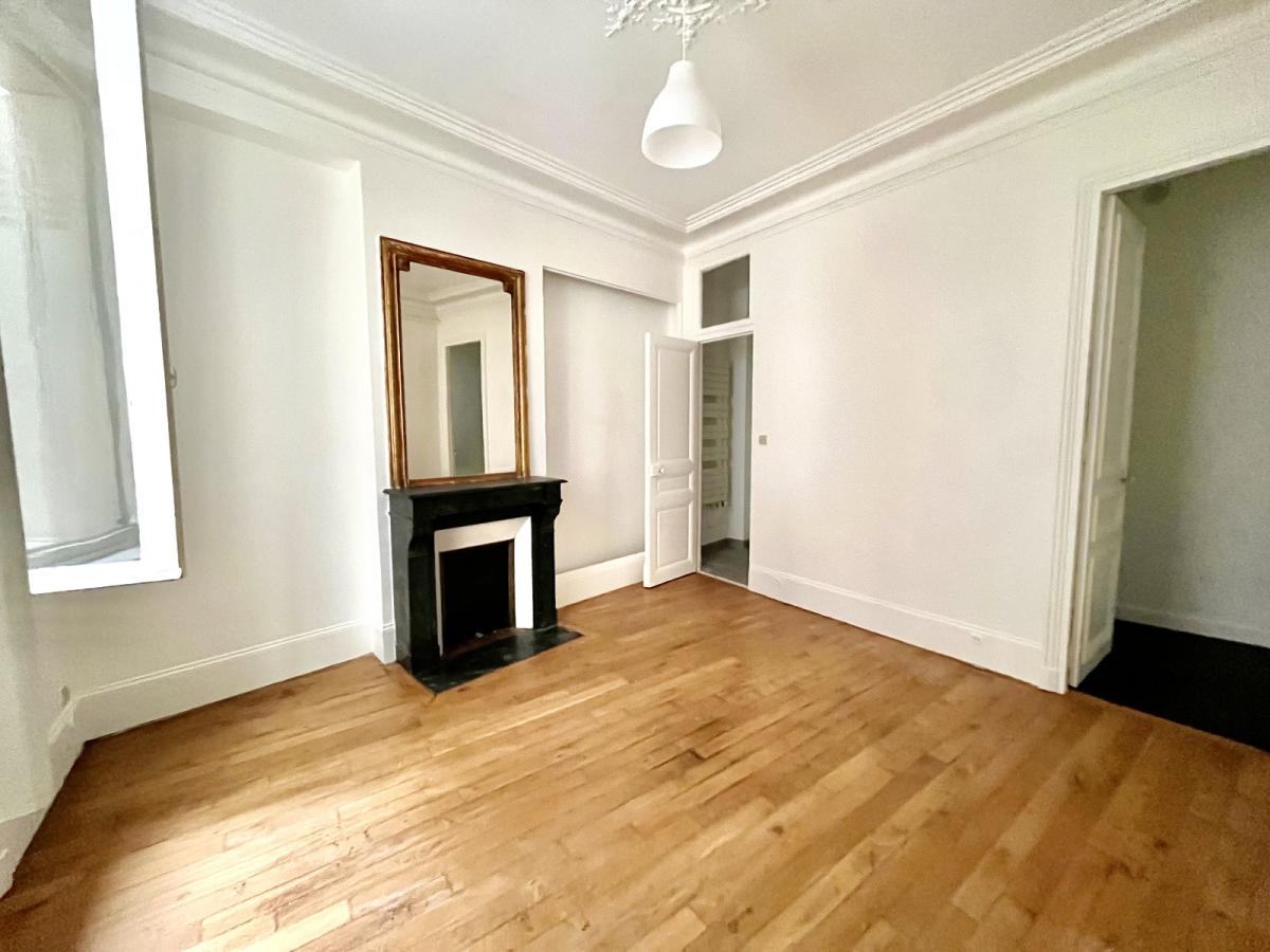 A LOUER 4 PIECES 100.46m² PARIS VIIIème 