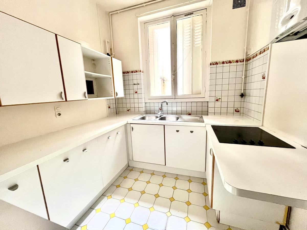 A LOUER 4 PIECES 100.46m² PARIS VIIIème 