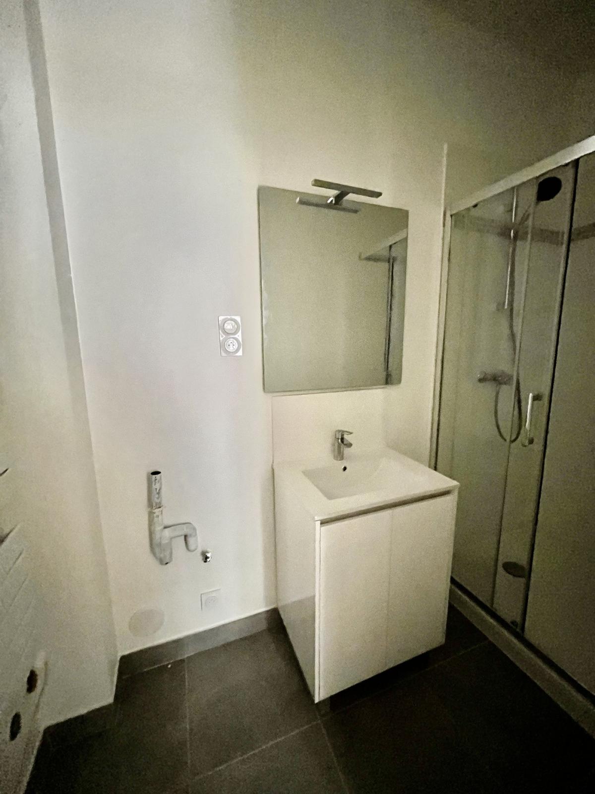 A LOUER 4 PIECES 100.46m² PARIS VIIIème 