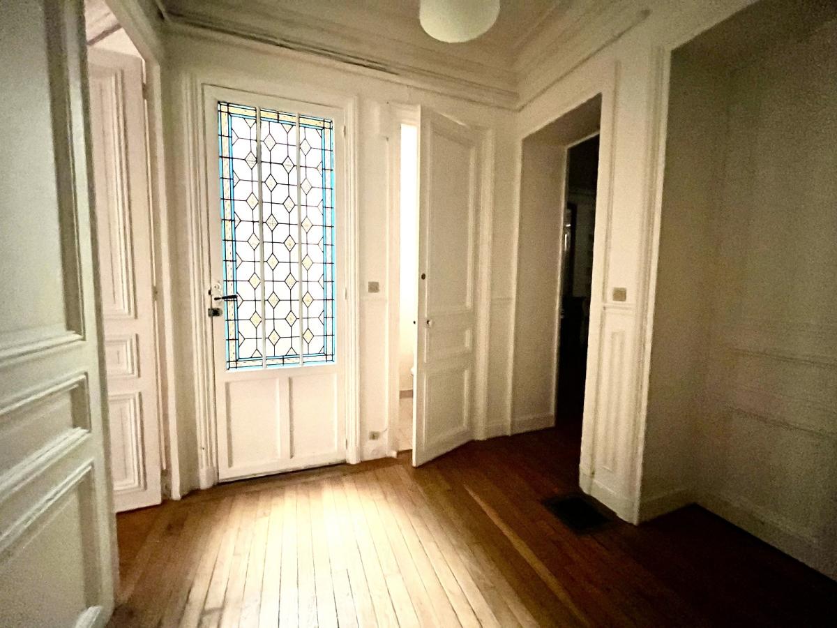 A LOUER 4 PIECES 100.46m² PARIS VIIIème 