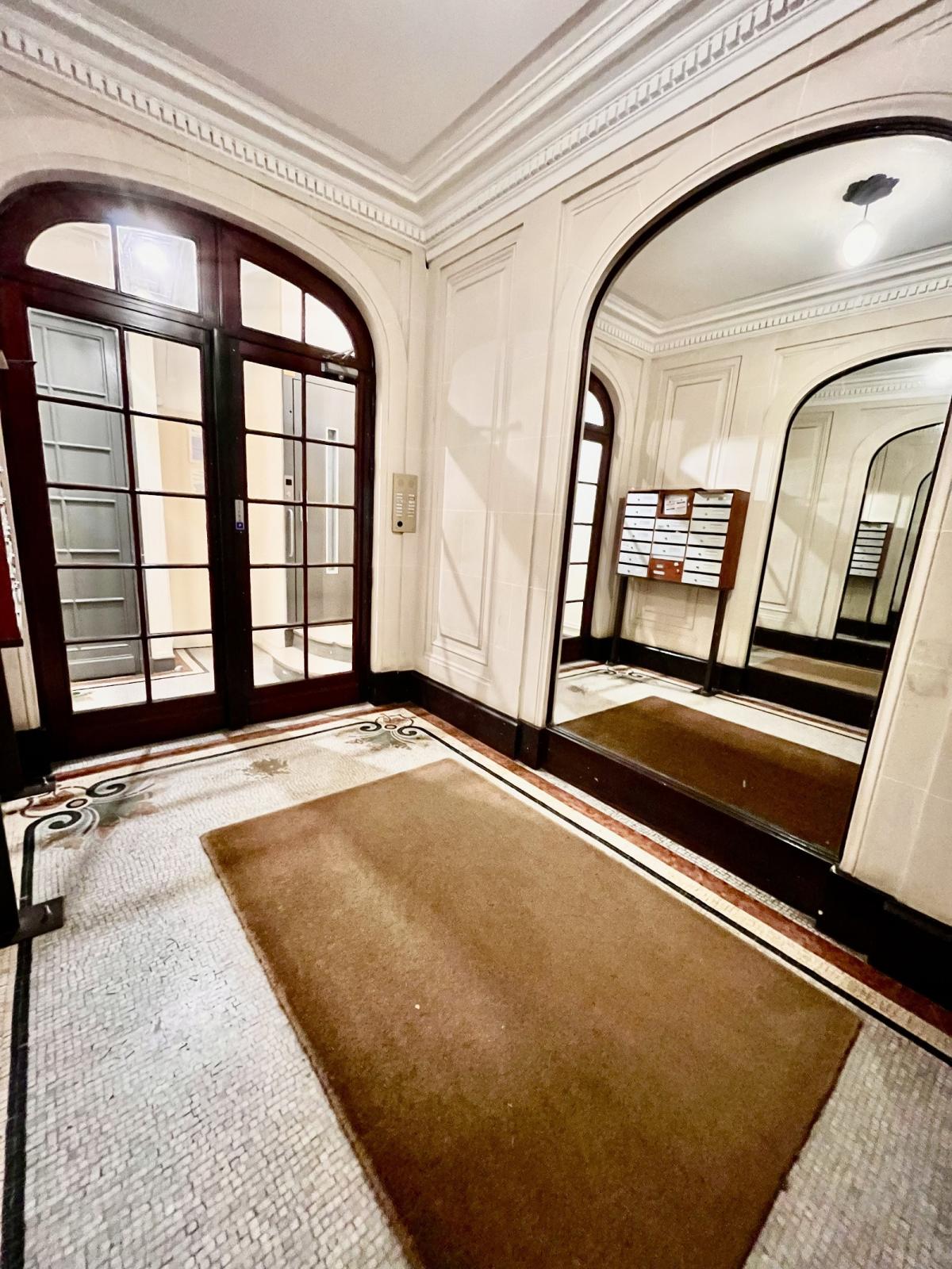 A LOUER STUDIO 21m² Paris XVIIème VILLIERS - PARC MONCEAU