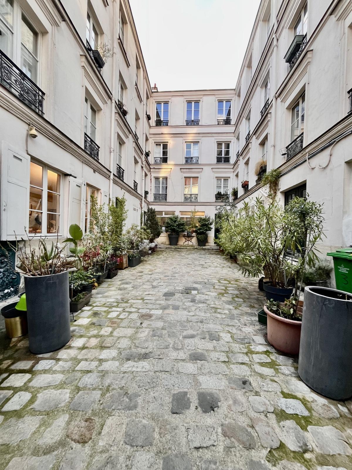 TROIS PIECES PARIS IIIème  LE MARAIS avec TERRASSE