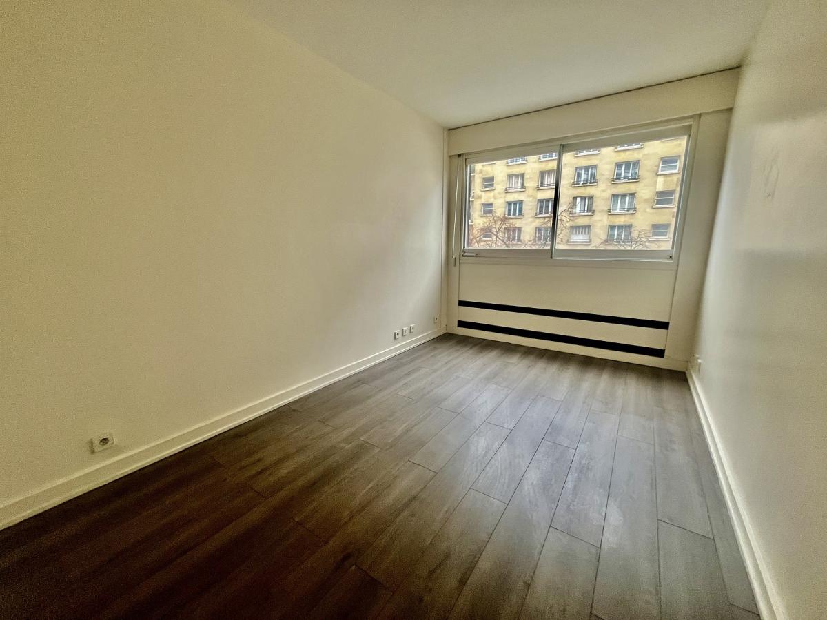 Paris XVème, Métro Lourmel 2 Pièces avec Parking