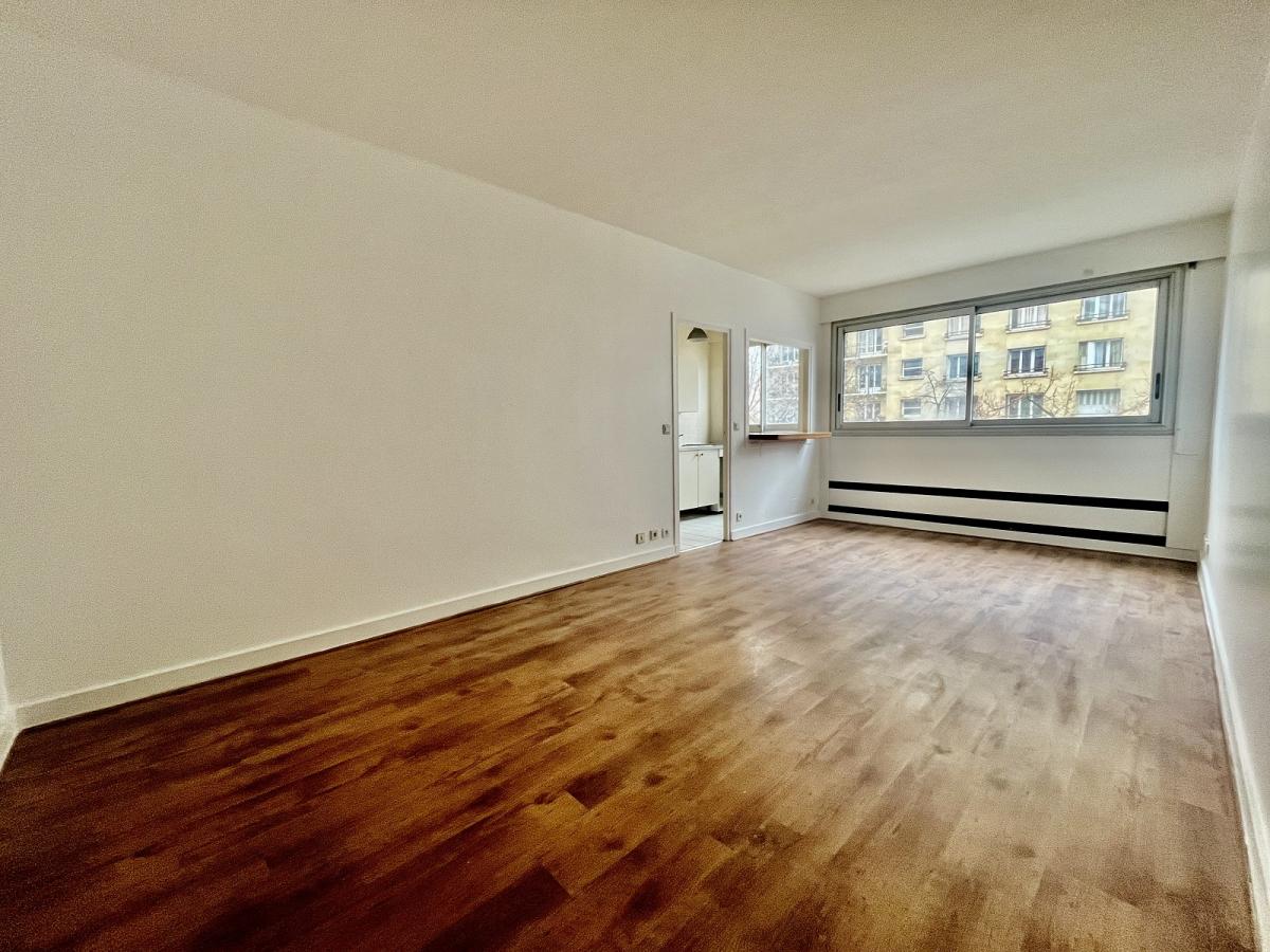 Paris XVème, Métro Lourmel 2 Pièces avec Parking