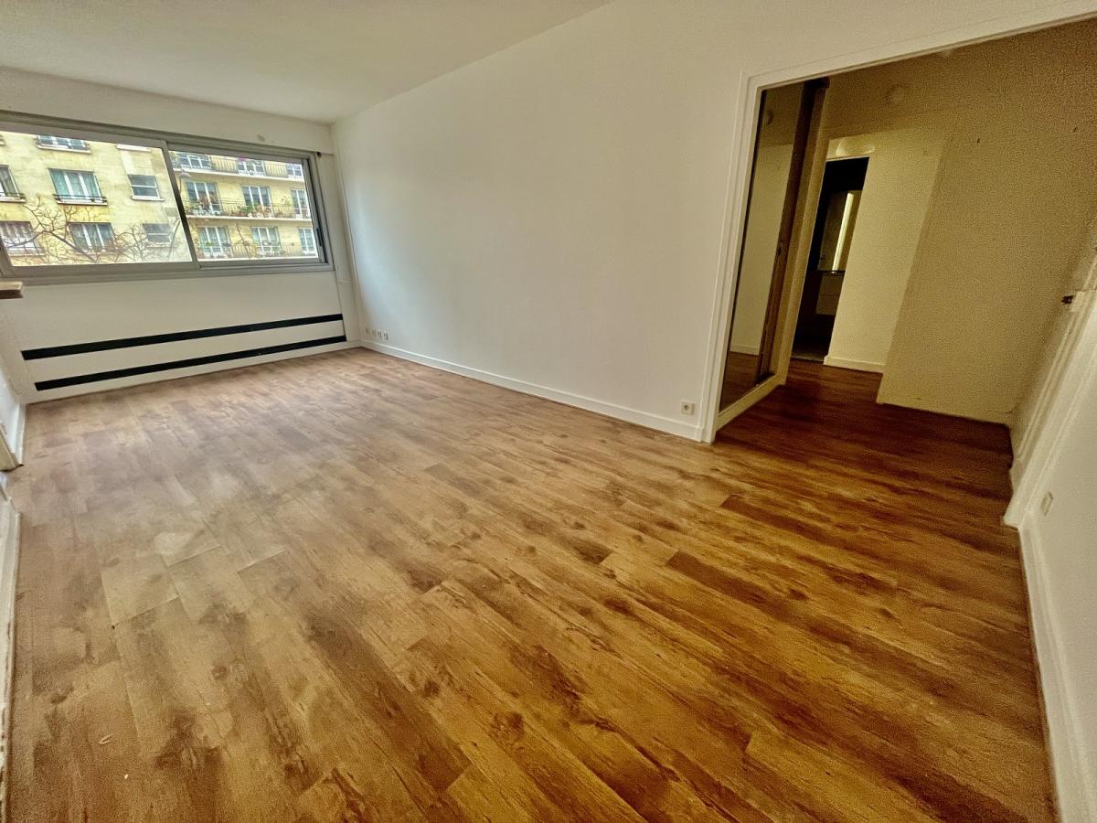 Paris XVème, Métro Lourmel 2 Pièces avec Parking