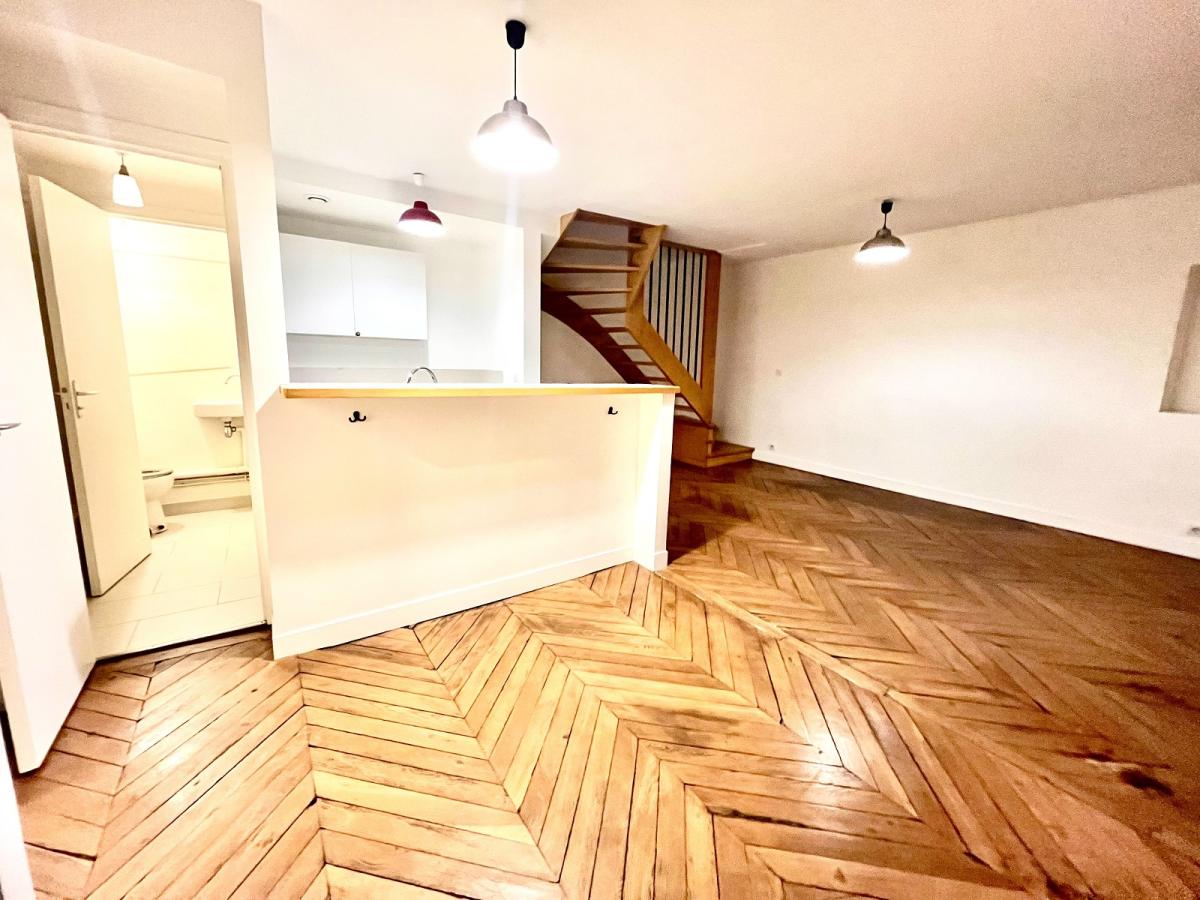 A  LOUER  PARIS Xème 2/3 Pièces en DUPLEX 61m². REFAIT A NEUF 