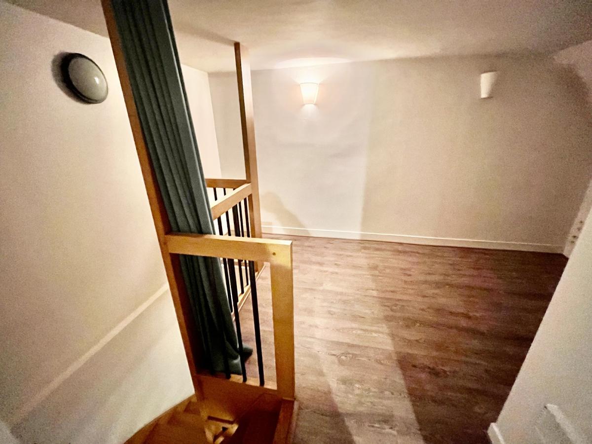 A  LOUER  PARIS Xème 2/3 Pièces en DUPLEX 61m². REFAIT A NEUF 