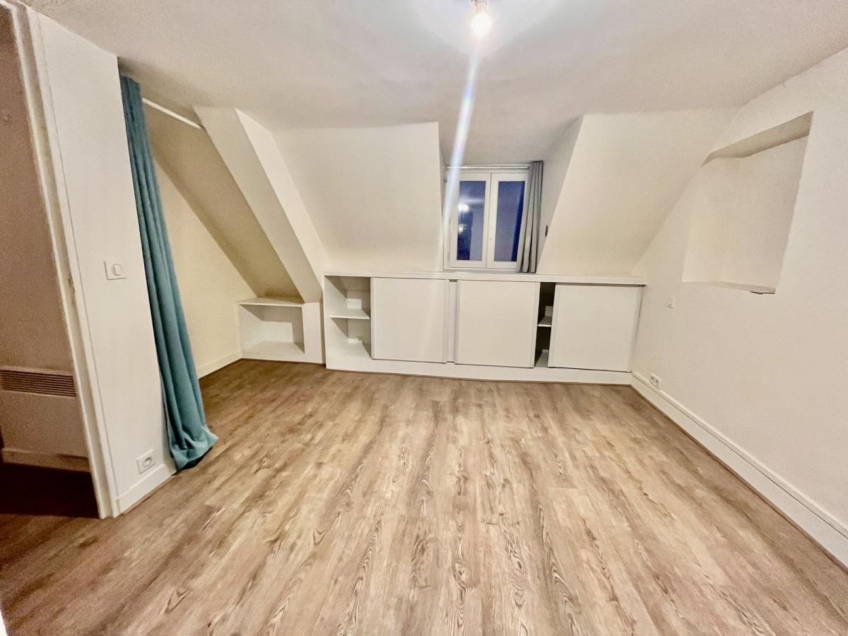 A  LOUER  PARIS Xème 2/3 Pièces en DUPLEX 61m². REFAIT A NEUF 