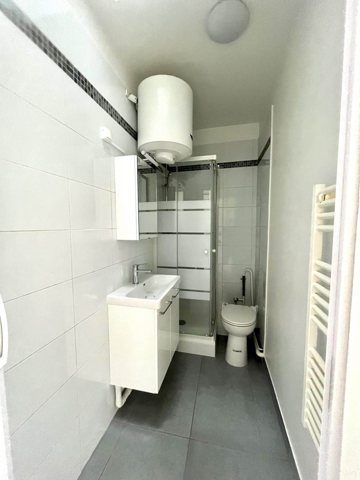  LOUER 75015 STUDIO RENOVE CONVENTION