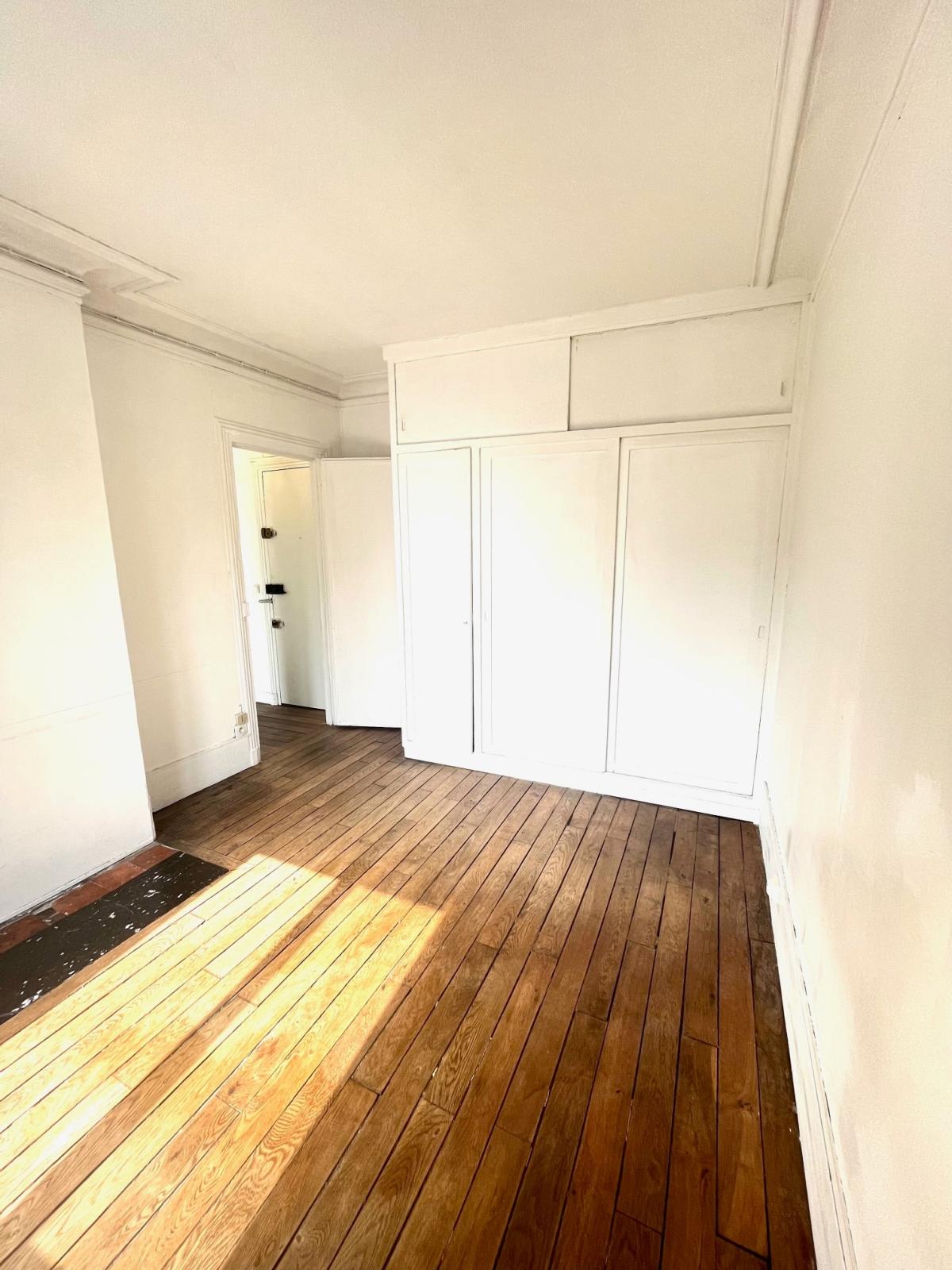 Paris XVIIIème Métro Anvers, 2 Pièces de 31,10m²