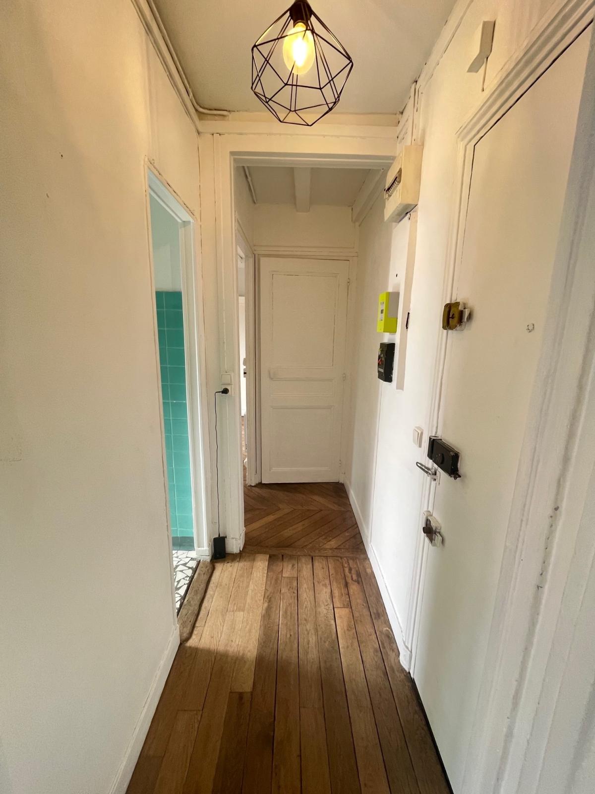 Paris XVIIIème Métro Anvers, 2 Pièces de 31,10m²