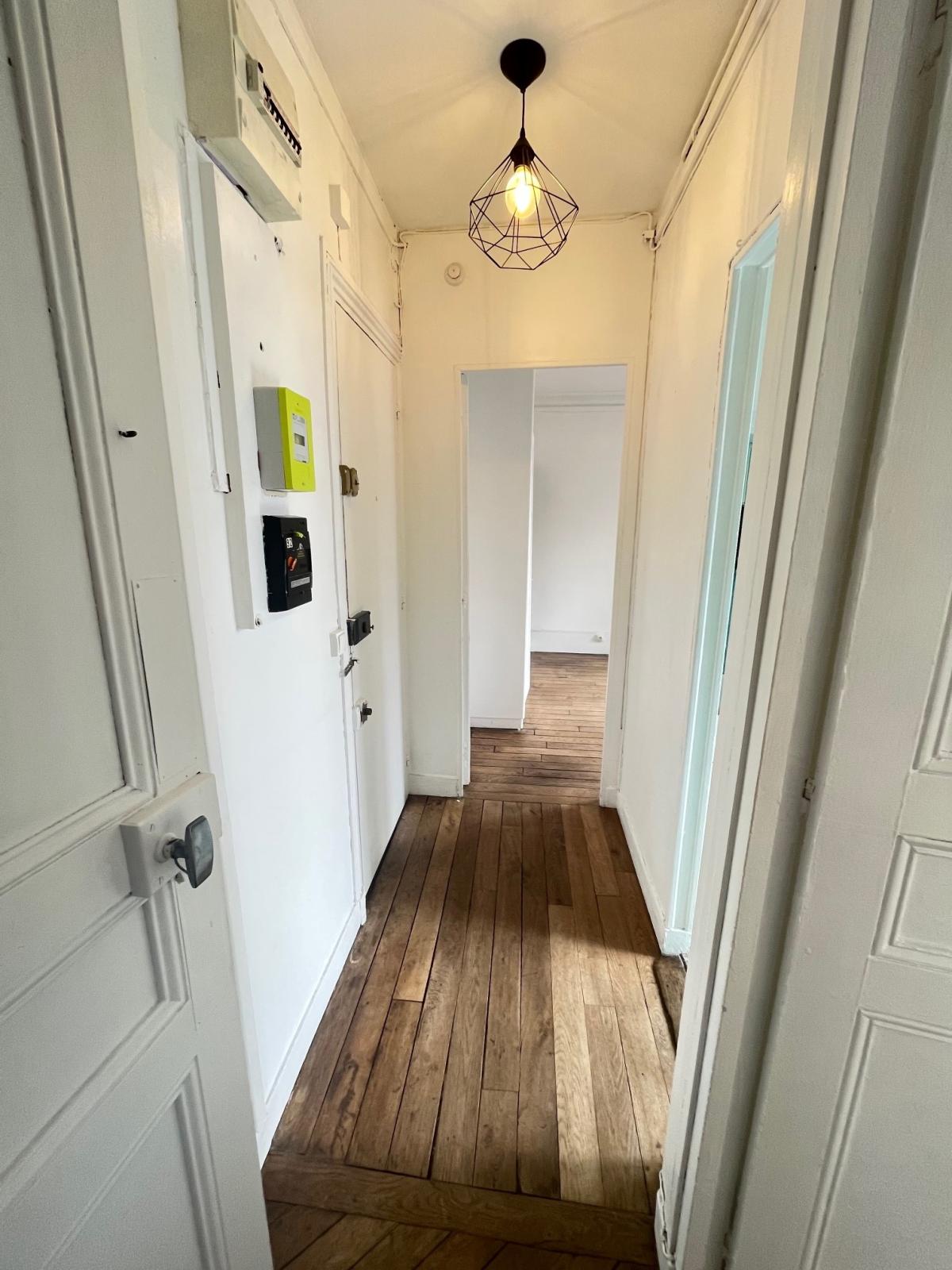 Paris XVIIIème Métro Anvers, 2 Pièces de 31,10m²