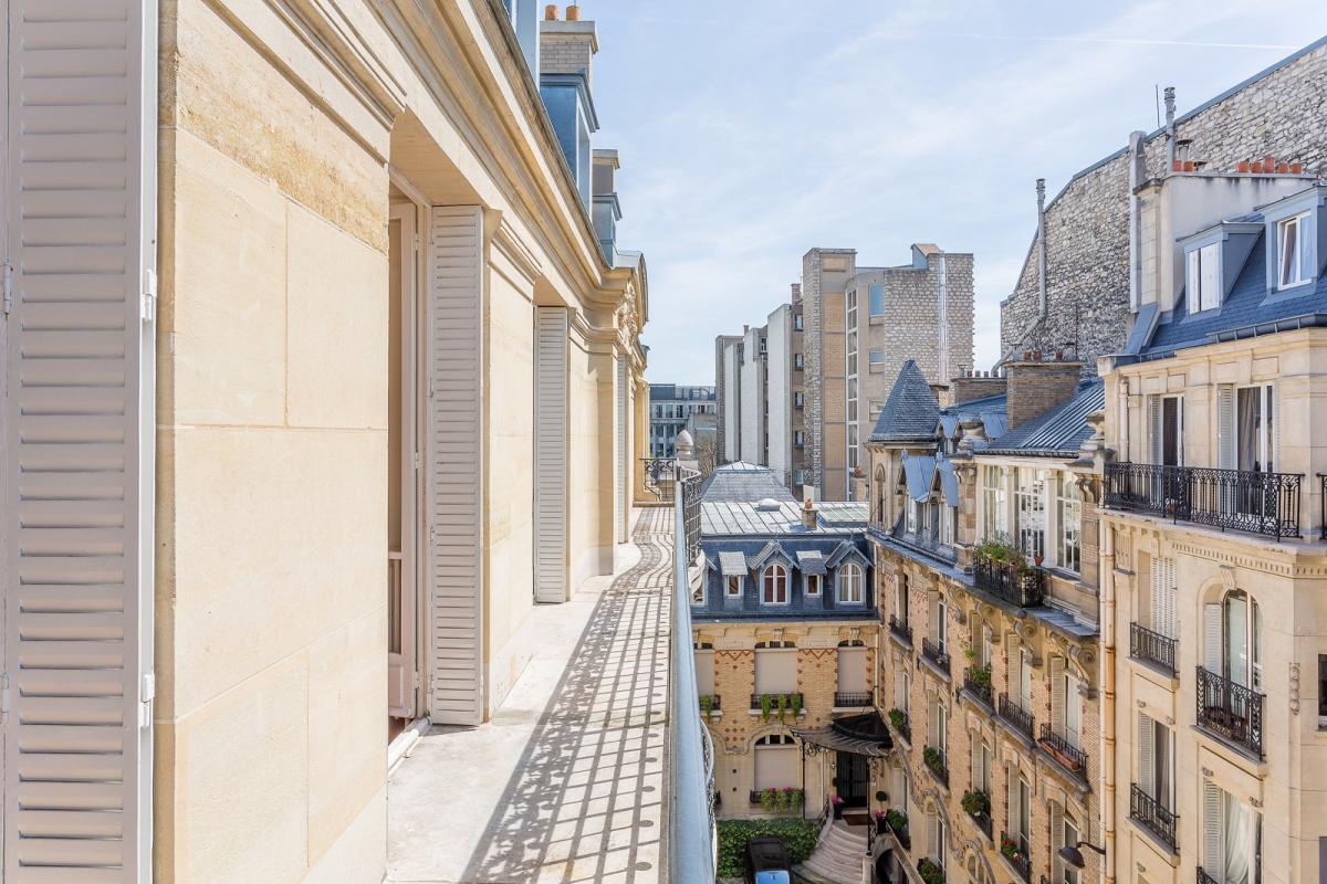 A LOUER PARIS VII ème 