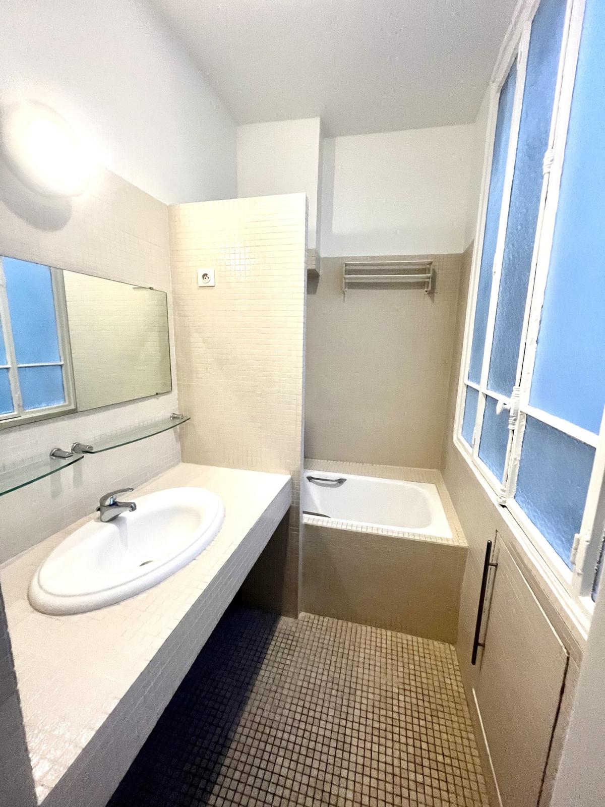 A LOUER PARIS VII ème 