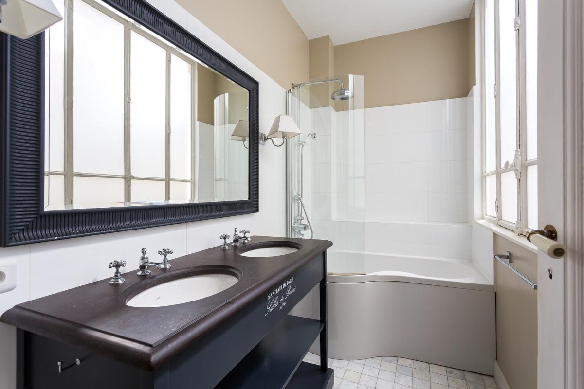 A LOUER PARIS VII ème 