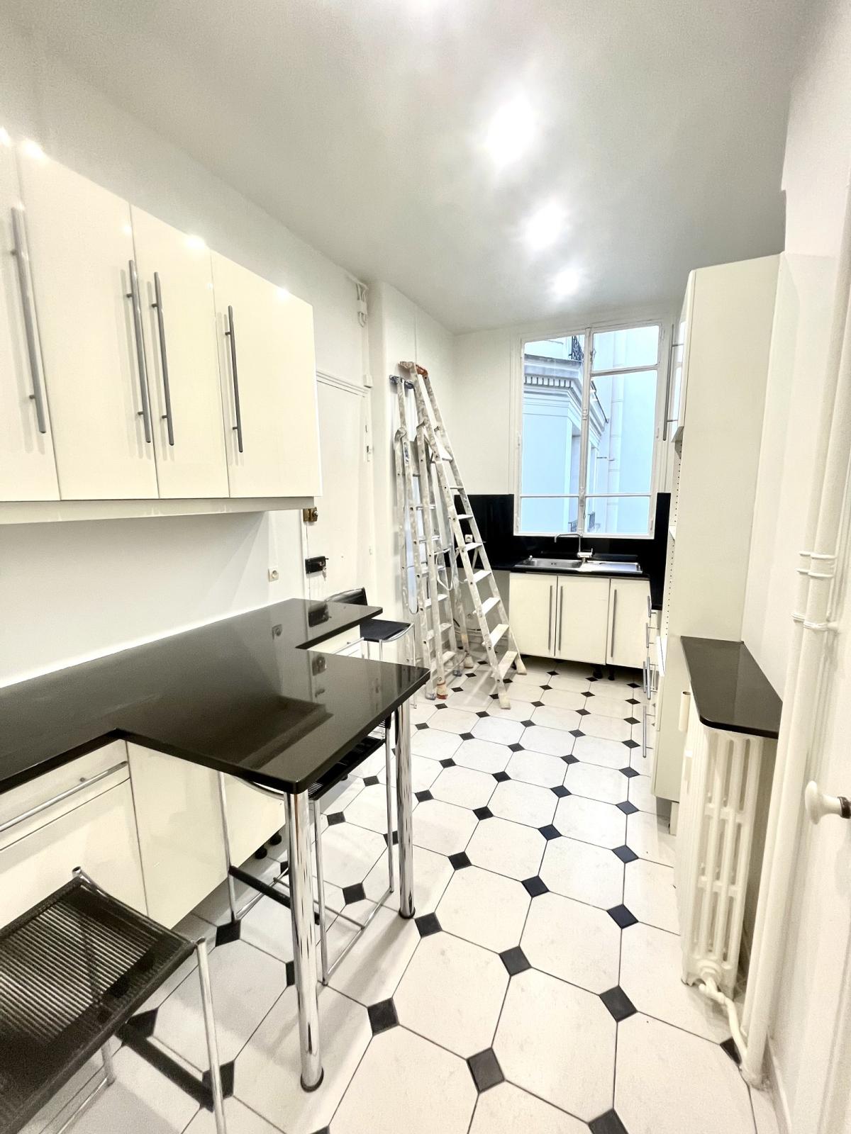 A LOUER PARIS VII ème 