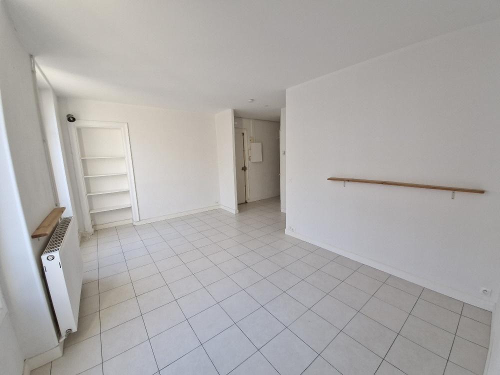 Paris XVIIème, Avenue de Clichy (métro Place Clichy) 2 Pièces de  40,59 m²