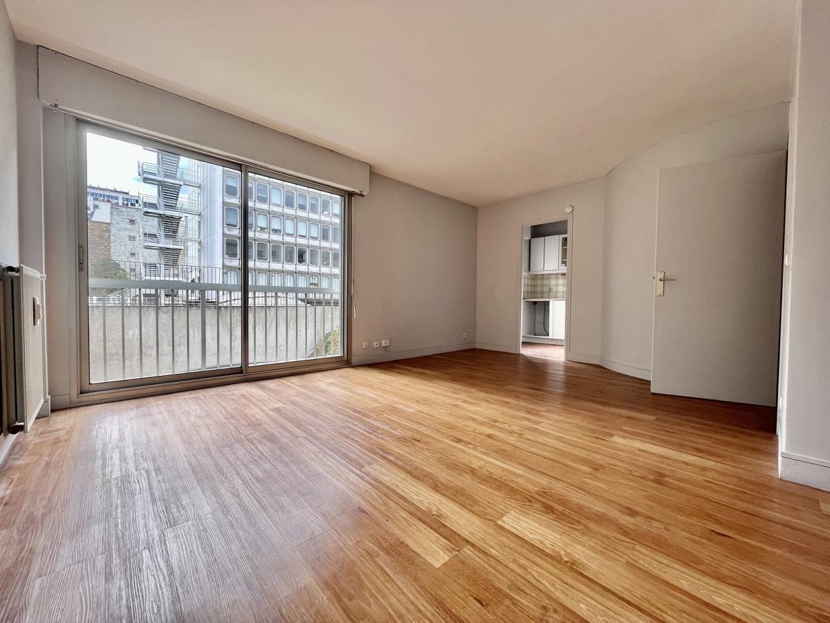 Paris XVème Cambronne Sèvres Lecourbe Grand Studio  avec Parking