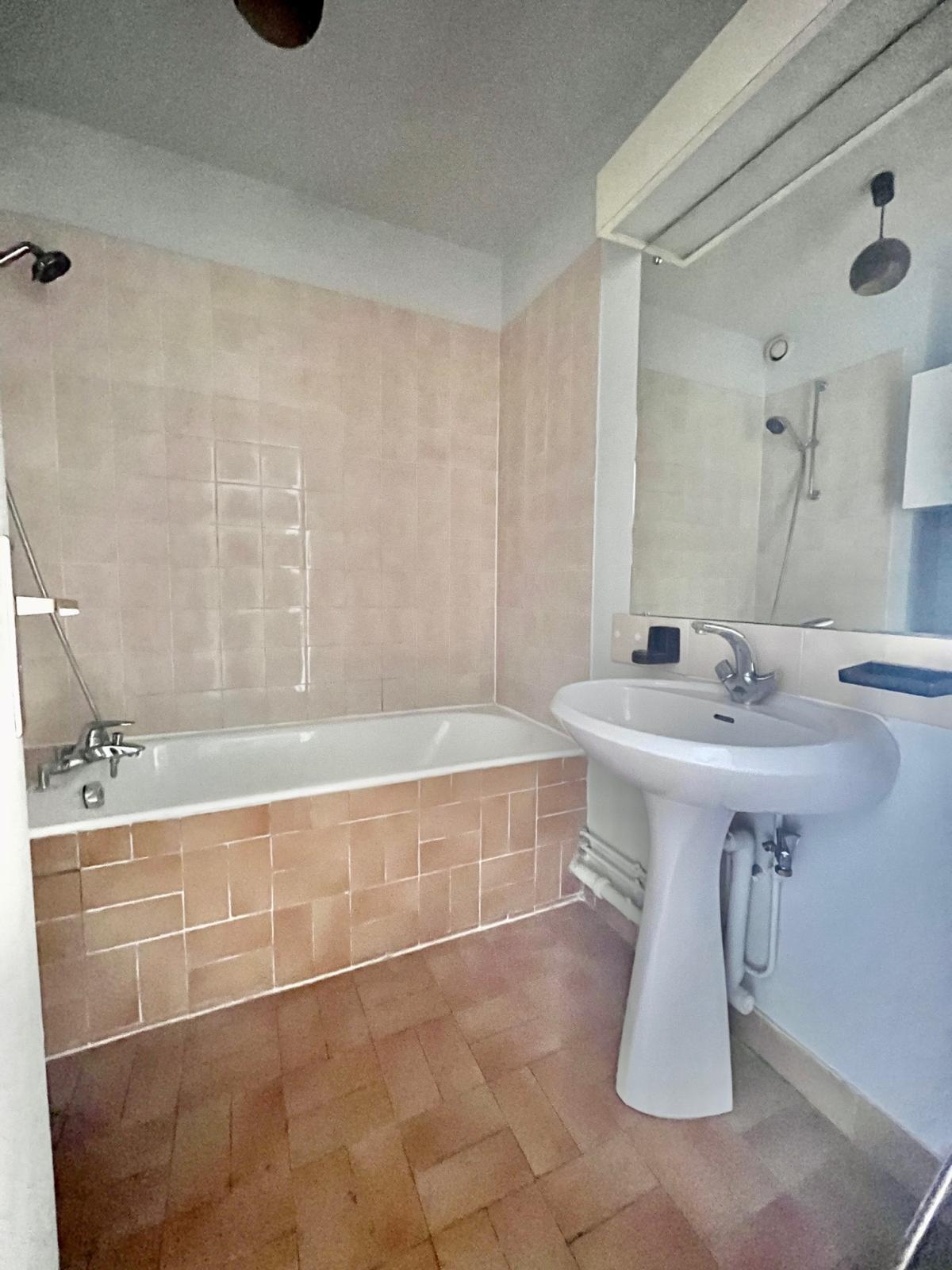 Paris XVème Cambronne Sèvres Lecourbe Grand Studio  avec Parking