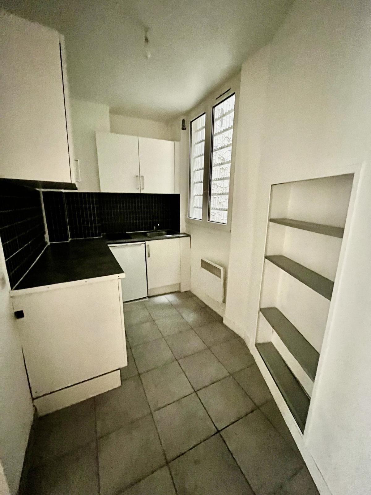 A LOUER   Paris XIème.  2 pièces.  32.80m².