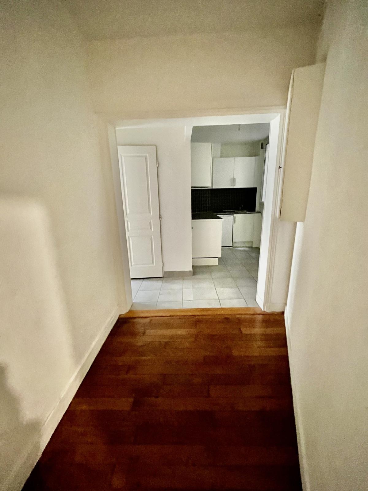 A LOUER   Paris XIème.  2 pièces.  32.80m².