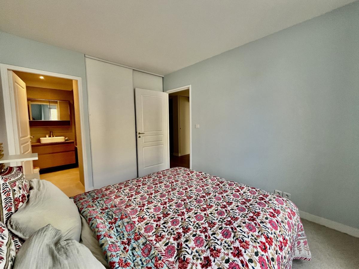 Paris XXème, St Fargeau 2 Pièces avec Balcon et Parking