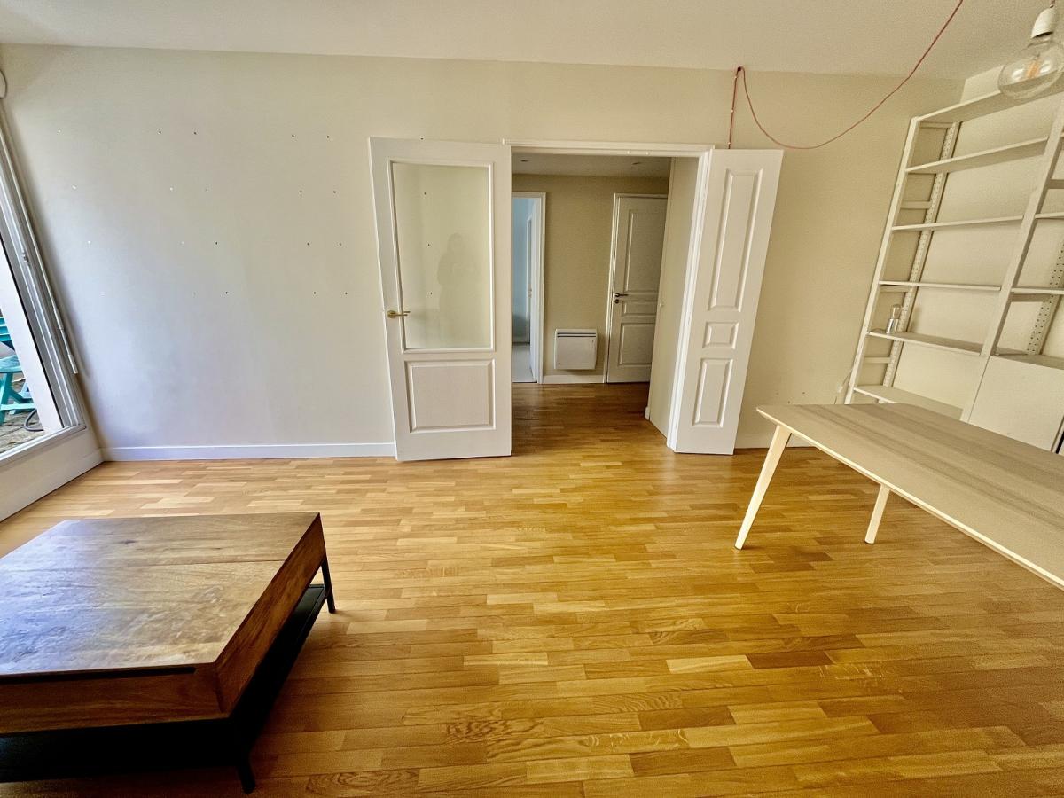 Paris XXème, St Fargeau 2 Pièces avec Balcon et Parking