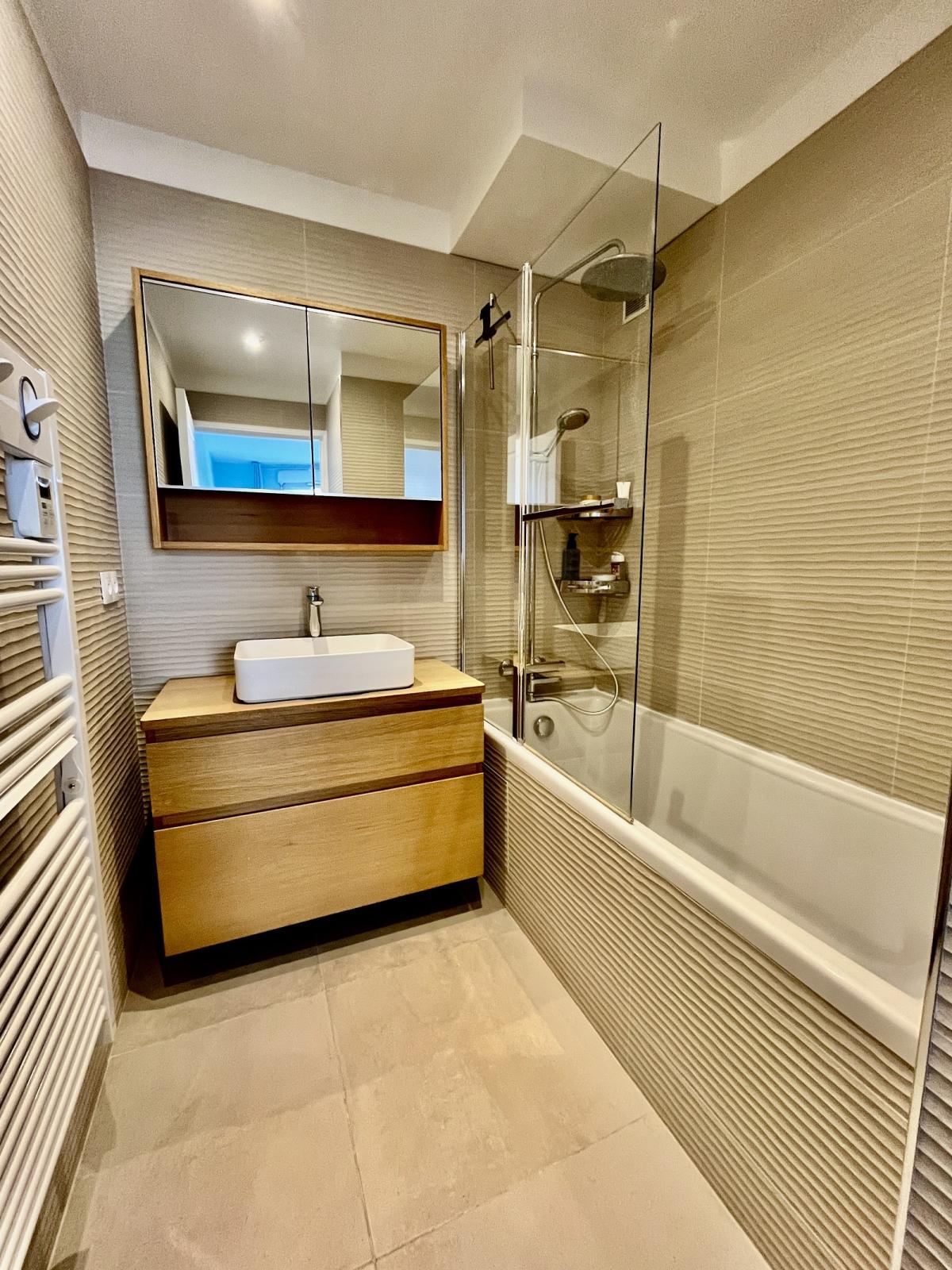 Paris XXème, St Fargeau 2 Pièces avec Balcon et Parking