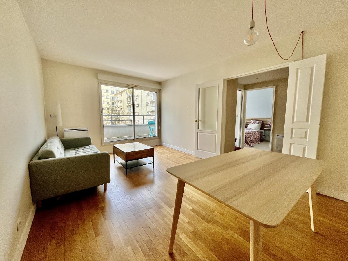 Paris XXème, St Fargeau 2 Pièces avec Balcon et Parking