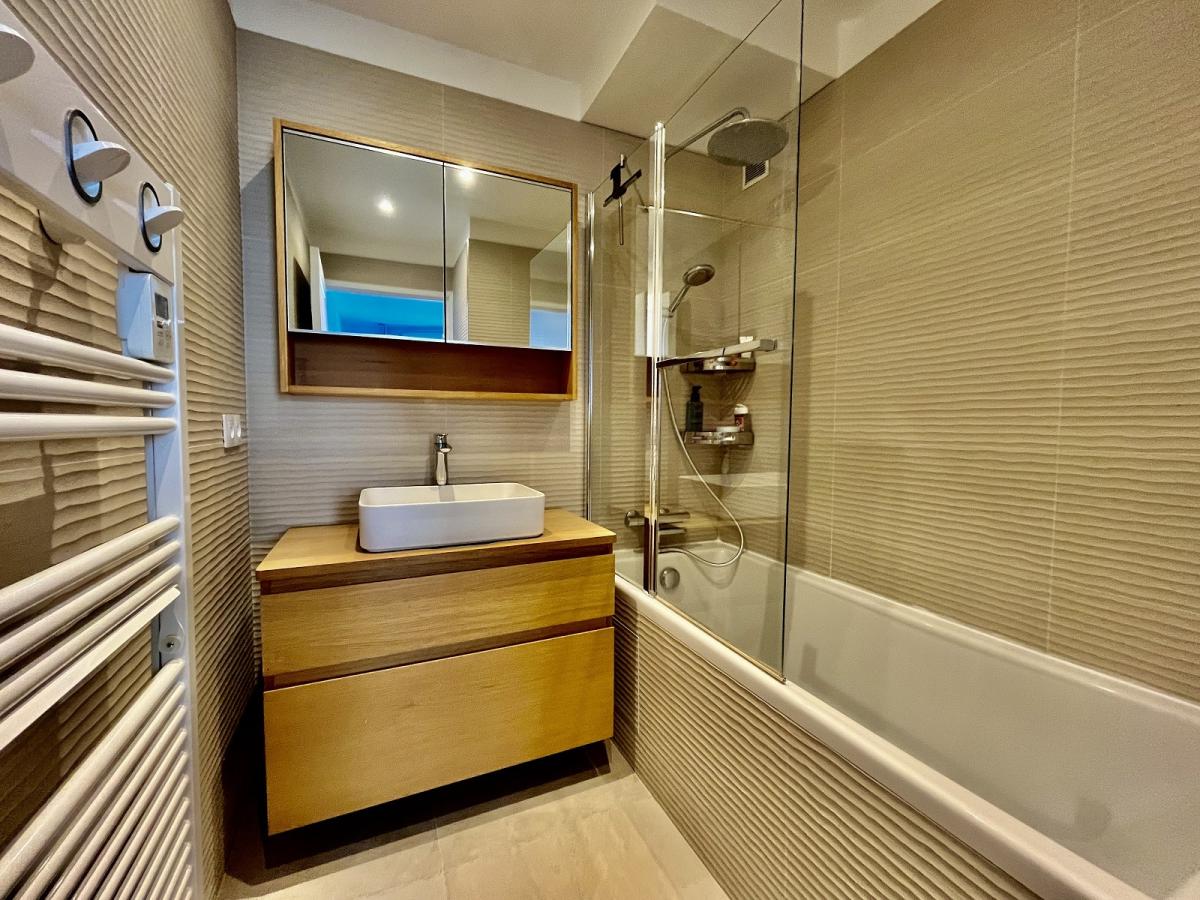 Paris XXème, St Fargeau 2 Pièces avec Balcon et Parking