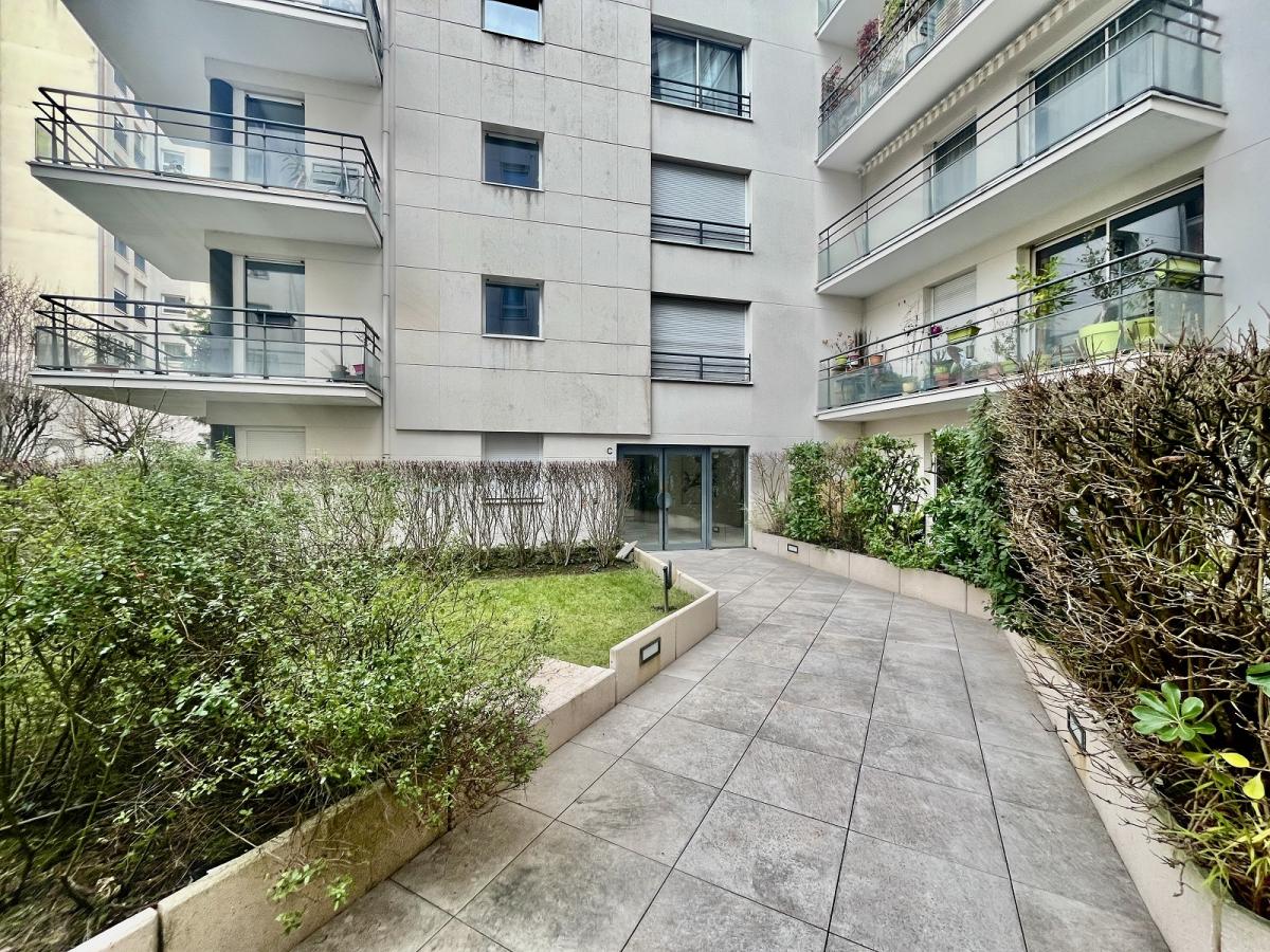 Paris XXème, St Fargeau 2 Pièces avec Balcon et Parking