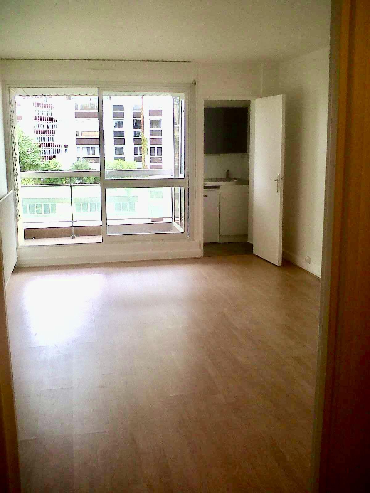 A LOUER 75015 PARIS RUE FALGUIERE STUDIO RENOVE 