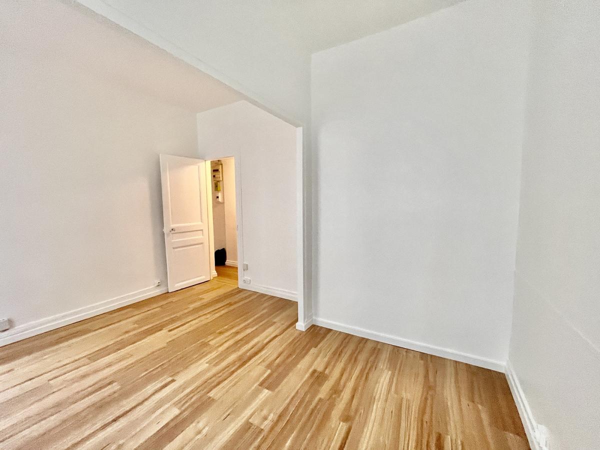 Paris 9ème  Rue Turgot à deux pas du Square Anvers, Beau 2 Pièces 