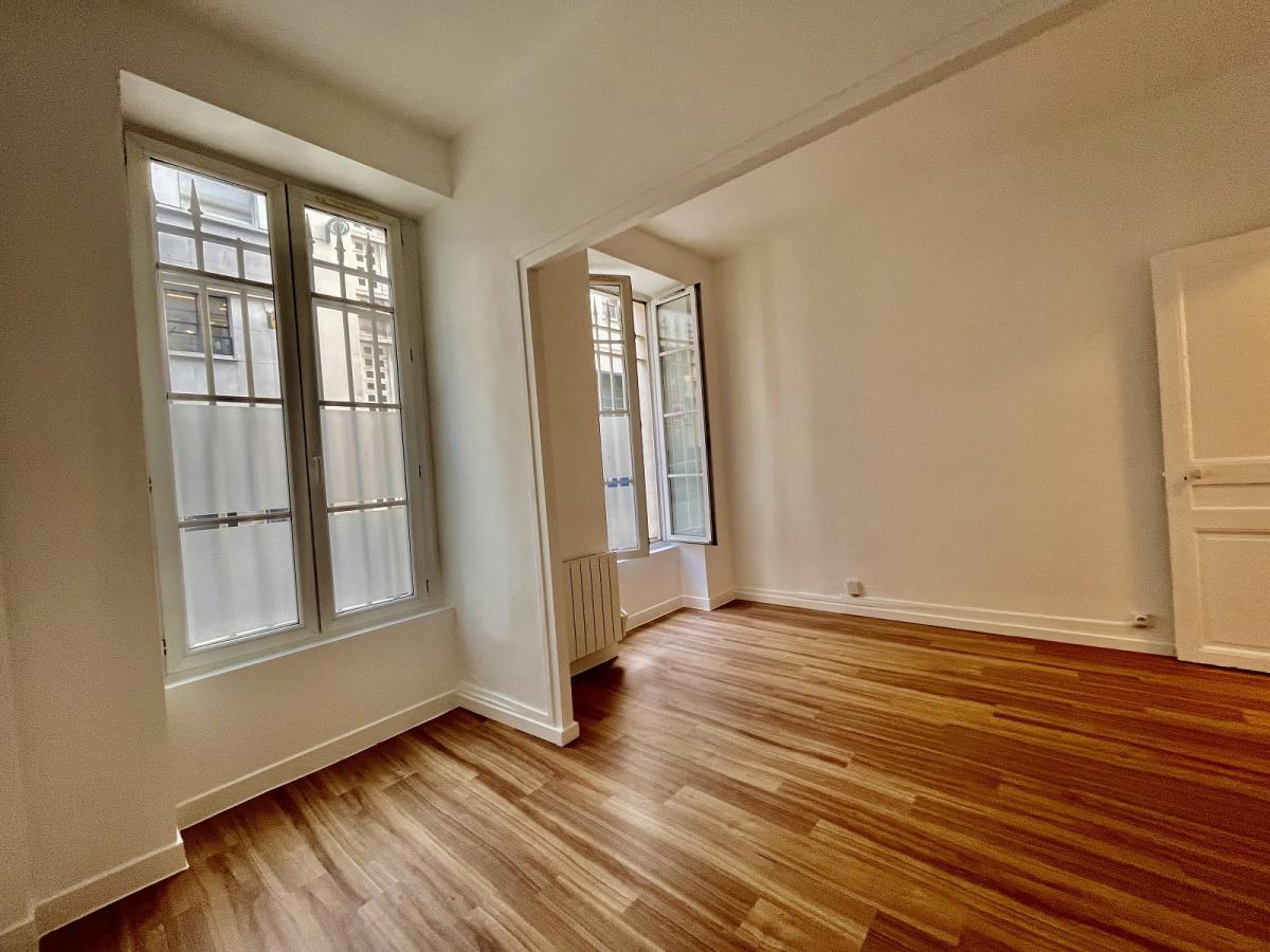 Paris 9ème  Rue Turgot à deux pas du Square Anvers, Beau 2 Pièces 