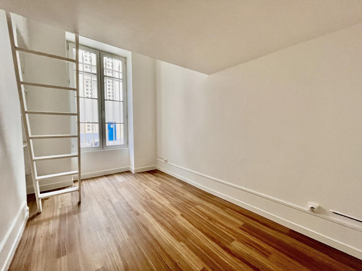 Paris 9ème  Rue Turgot à deux pas du Square Anvers, Beau 2 Pièces 