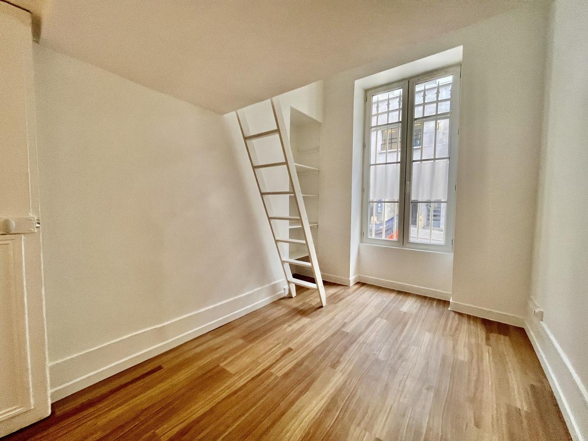 Paris 9ème  Rue Turgot à deux pas du Square Anvers, Beau 2 Pièces 